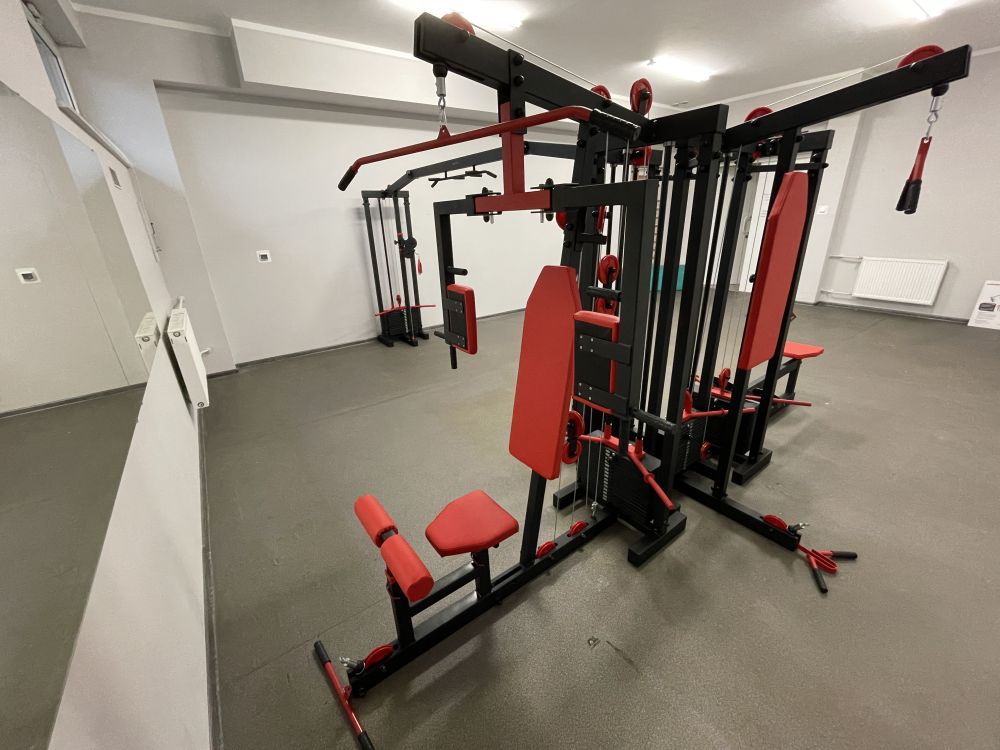 nowym sprzętem do ćwiczeń siłowych